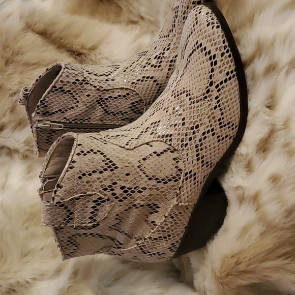 True Grit Cream/Tan Booties - Picture 3 of 5